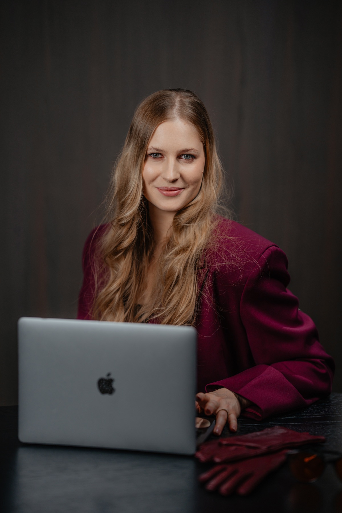 Julianna pracująca przy laptopie