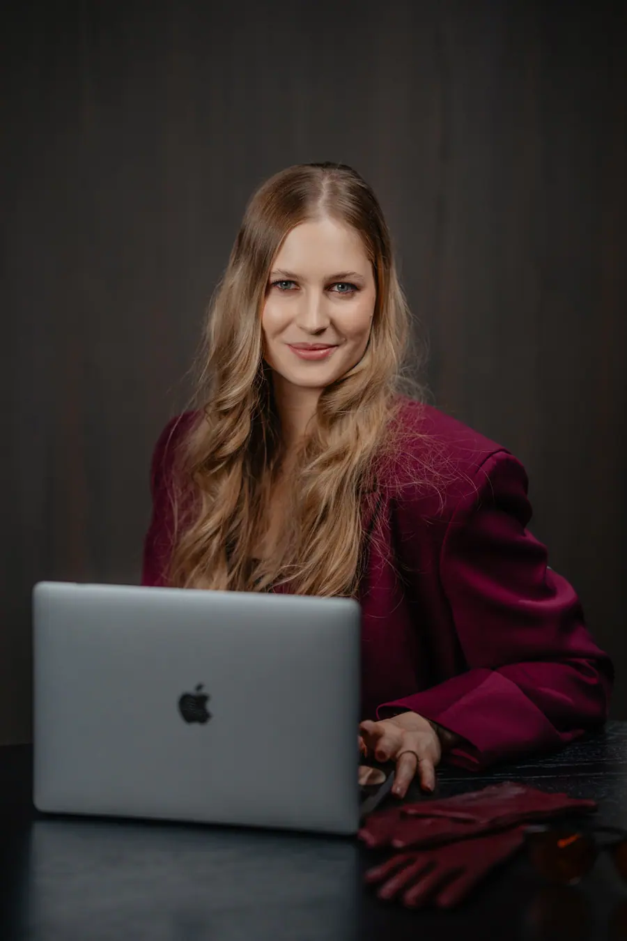 Julianna pracująca przy laptopie