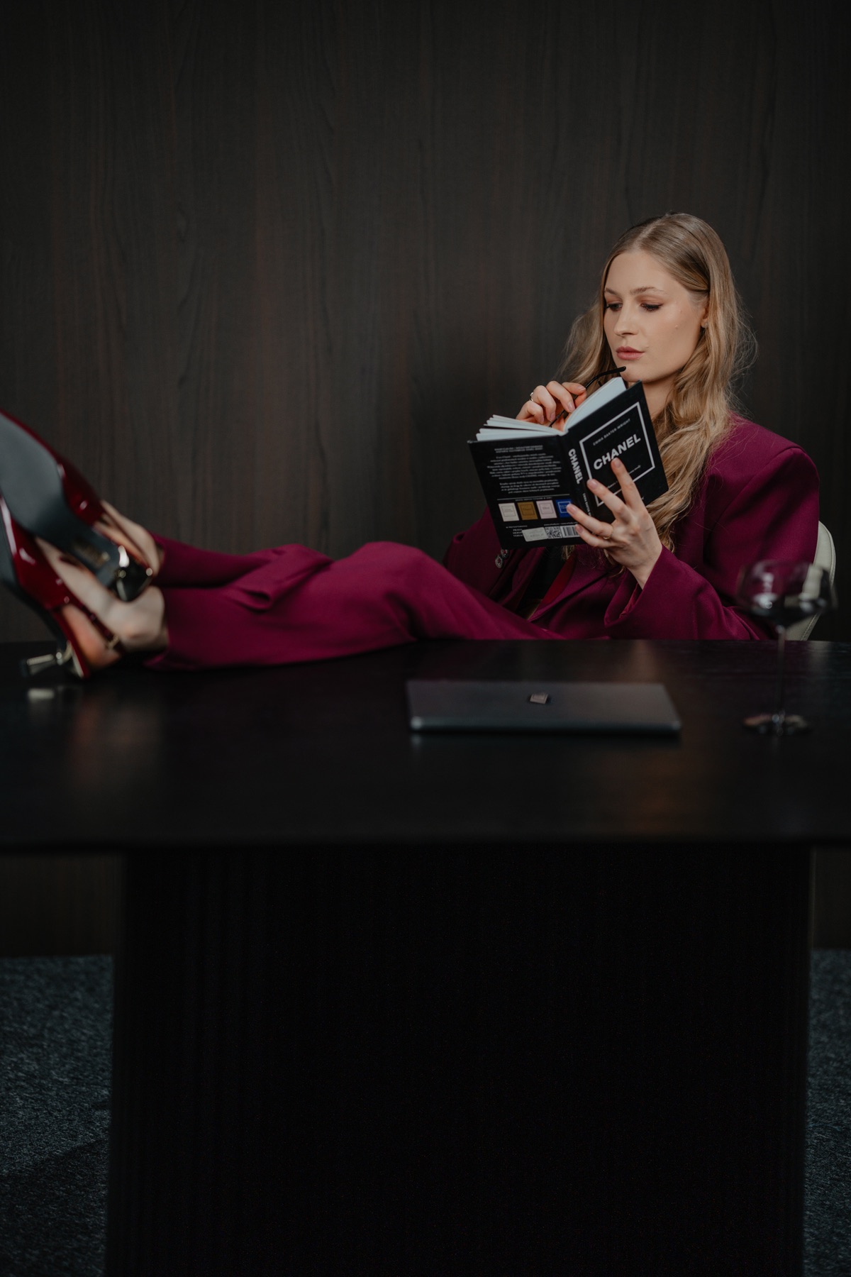 Julianna podczas pracy przy biurku